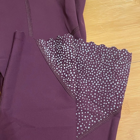 Lululemon Scallop Leggings!!! Size 4! - Picture 3 of 10